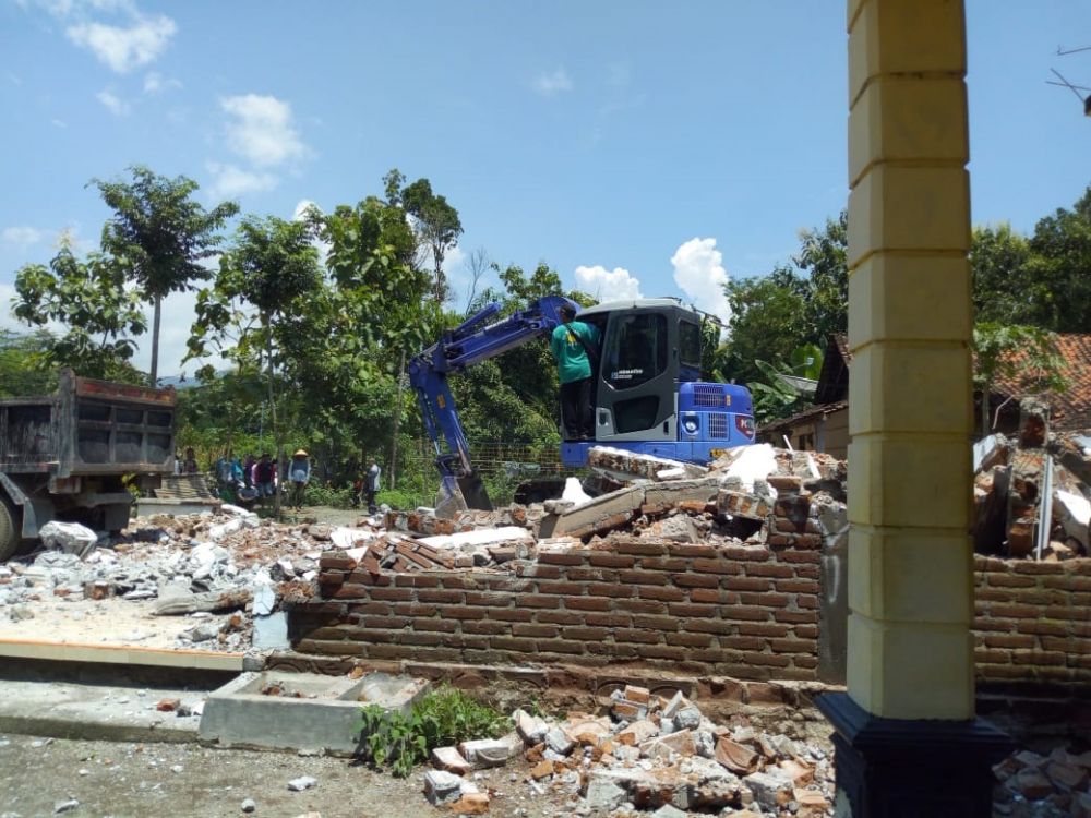 Rumah di Ponorogo yang habis dibongkar alat berat excavator