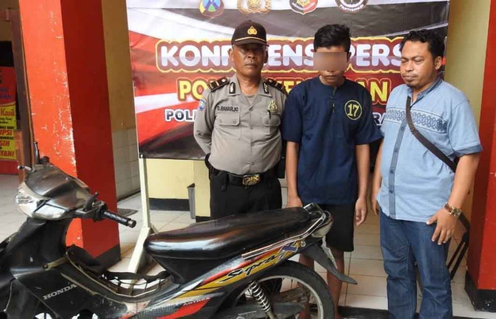 Jatuh dari Motor saat Menjambret, Remaja asal Surabaya Nyaris Dimassa