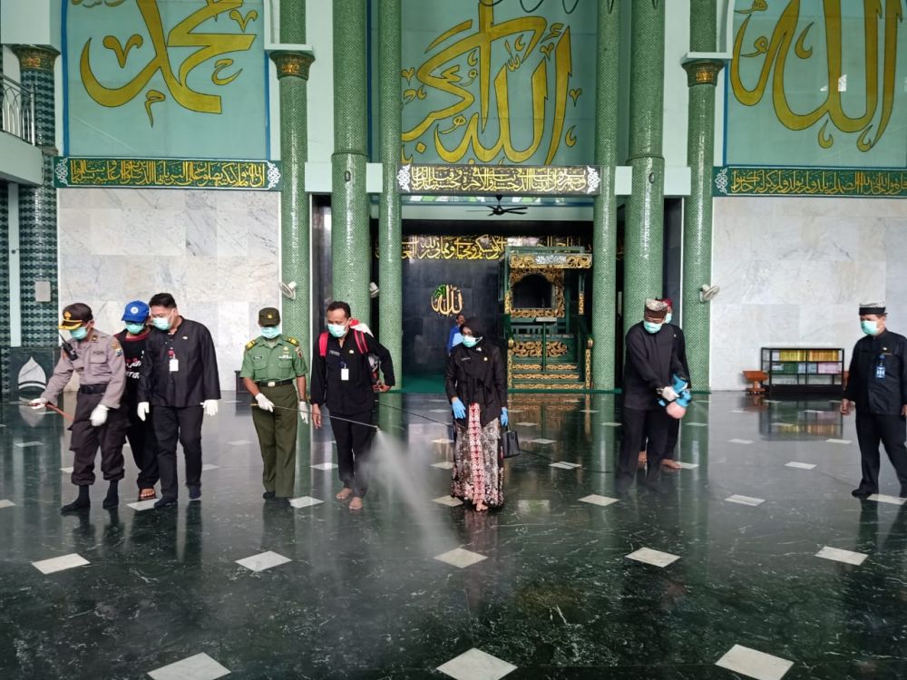 Cegah Corona, Tempat Ibadah di Banyuwangi Disemprot Disinfektan
