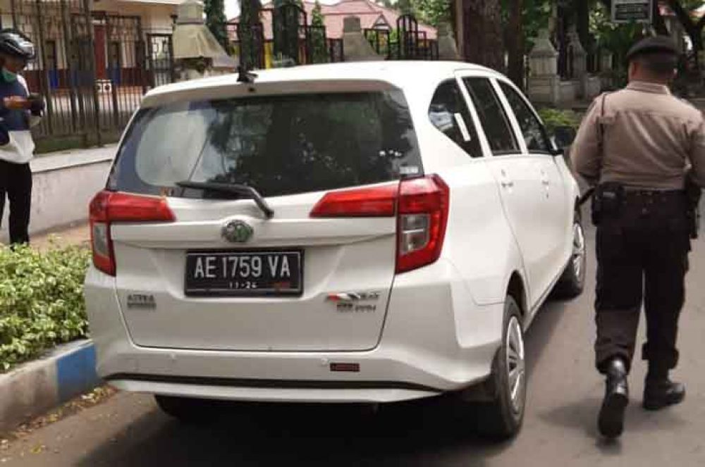 Polisi mendatangi lokasi pencurian uang nasabah dengan modus pecah kaca mobil