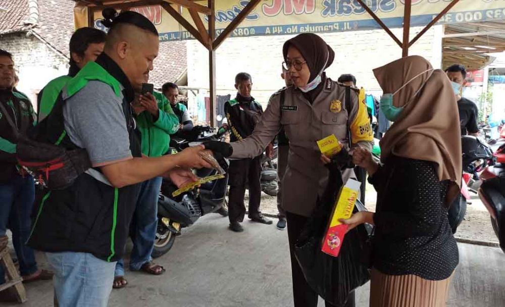 Aipda Dyah Nikmah bagikan gratis bagi warga dan ojek online