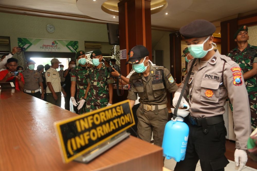 Penyemprotan disinfektan di ruang publik Kota Probolinggo