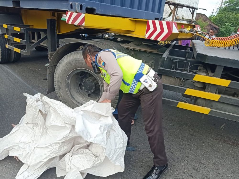 Dua Motor Bertabrakan, 2 Pelajar Tewas Terlindas Truk Tronton