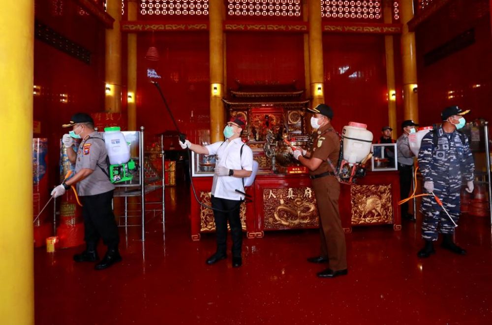 Penyemprotan disinfektan di ruang ibadah di Banyuwangi