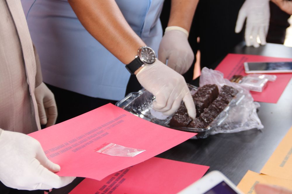 Sabu yang ditempatkan di roti berhasil diamankan