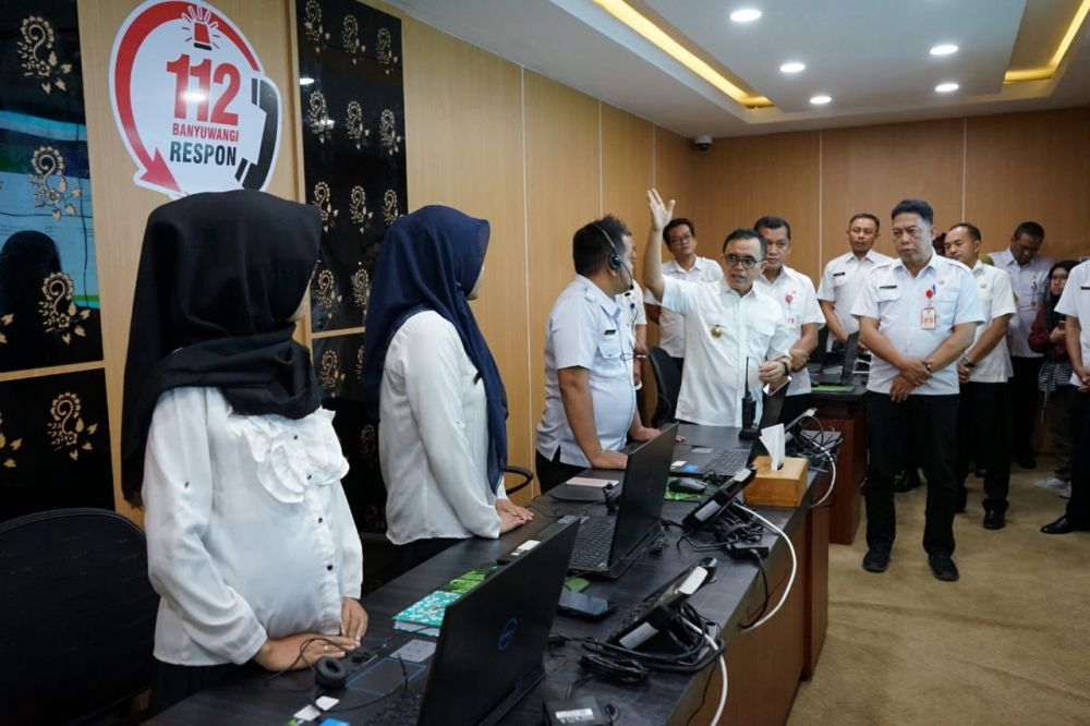 Bupati Banyuwangi, Abdullah Azwar Anas meninjau call center 112 di Kantor Pemkab