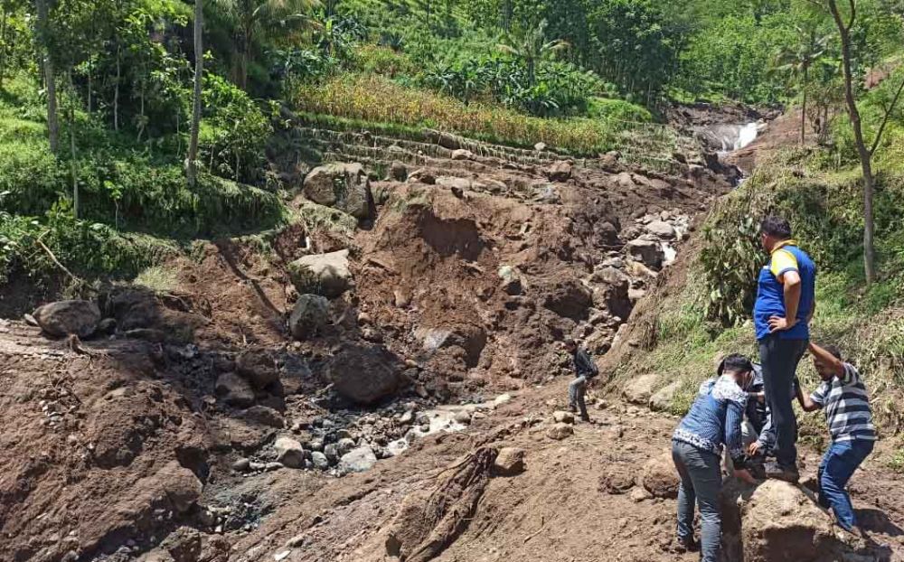 Tebing di Desa Dayakan Ponorogo longsor