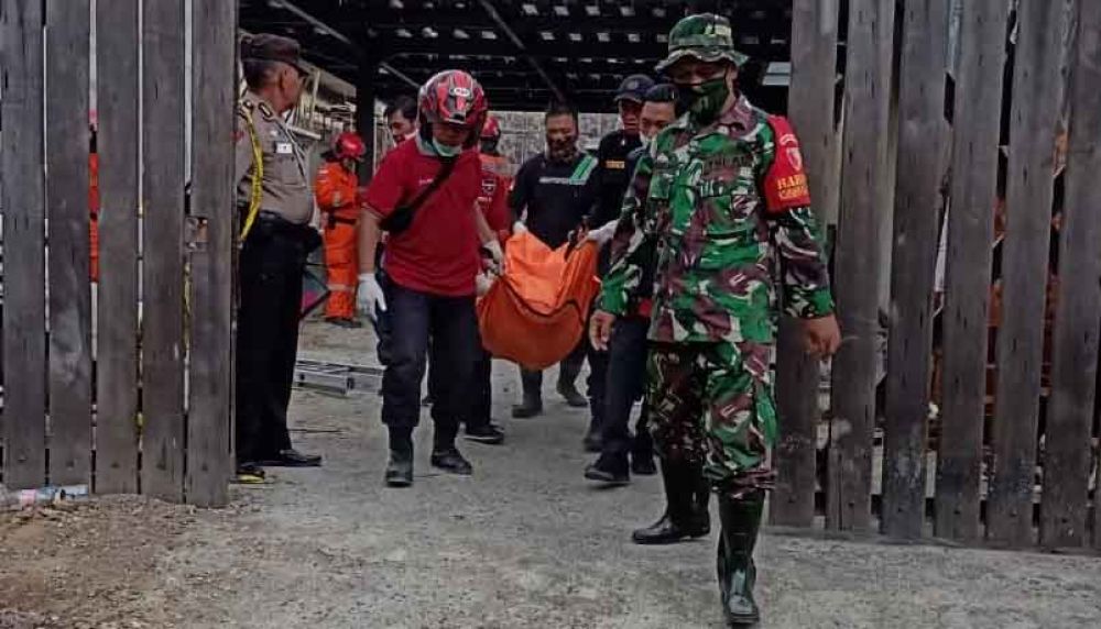 Korban yang tewas dievakuasi petugas ke kamar jenazah RSU dr Soetomo