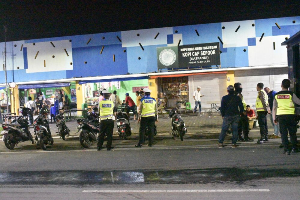 Polisi berikan imbauan bagi masyarakat yang nongkrong di warung kopi di Kota Pasuruan