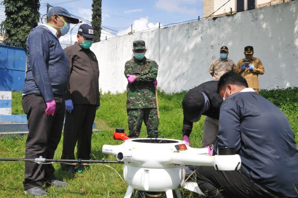 Penyemprotan Disinfektan di Kabupaten Malang Gunakan Drone