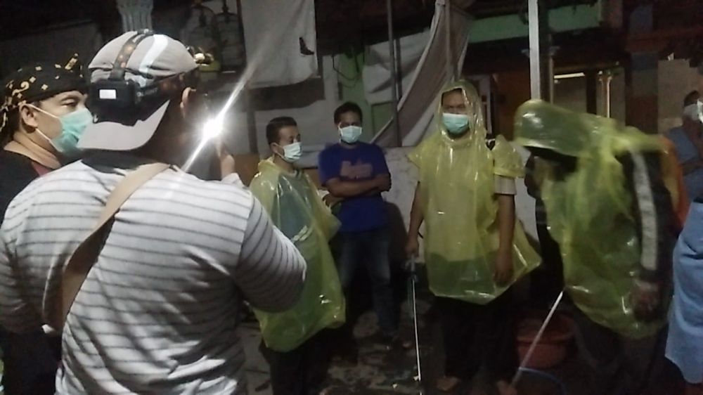Warga Kota Mojokerto melakukan penyemprotan disinfektan secara mandiri