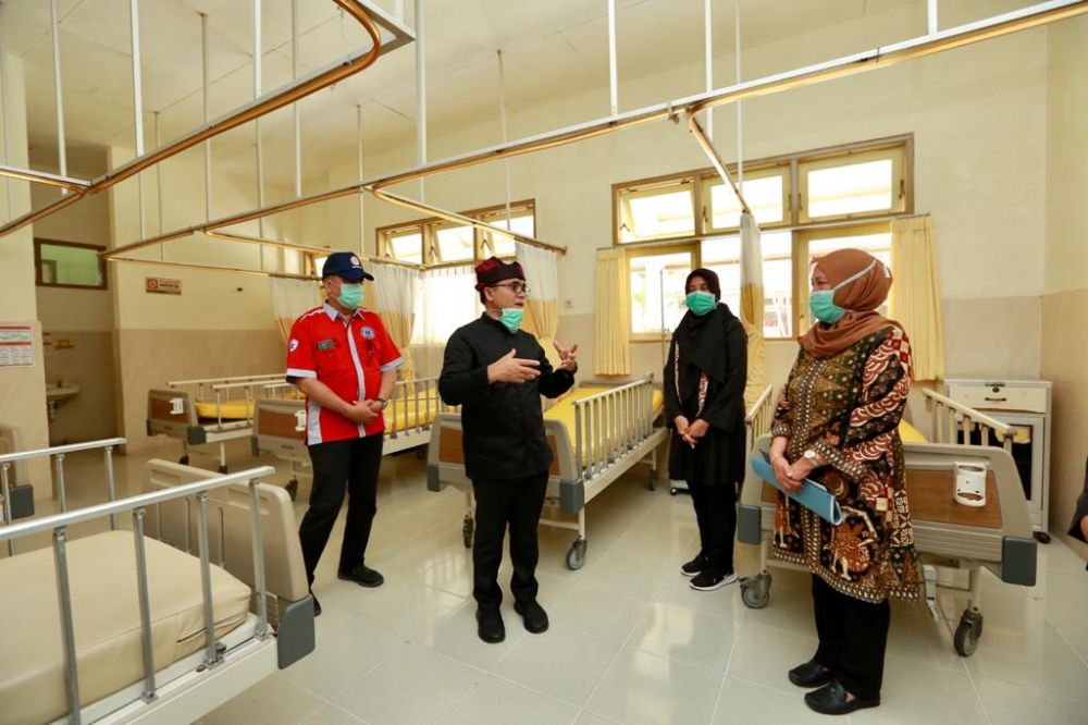 Bupati Anas meninjau ruangan yang dapat dioptimalkan untuk perawatan Virus Corona