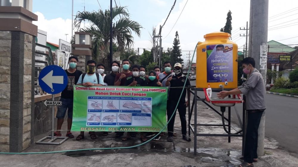 Pemasangan wastafel portable di Kota Probolinggo