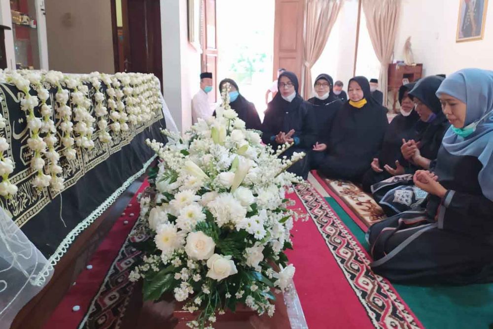Gubernur Khofifah melayat ke rumah duka Ibunda Presiden Joko Widodo, Sudjiatmi Notomiharjo, di Solo