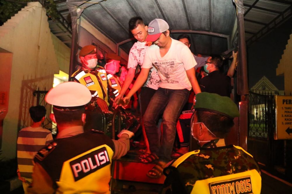 Puluhan orang diamankan di Mapolres Mojokerto