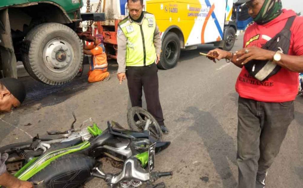 Motor korban yang tertabrak truk tronton di Pasuruan