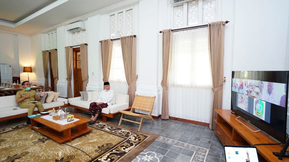 Rapat virtual oleh Bupati Anas dengan Lembaga Amil Zakat di Banyuwangi