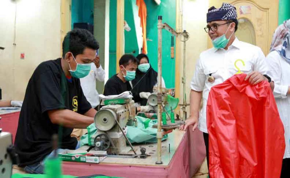 Bupati Anas melibatkan UMKM Banyuwangi produksi APD