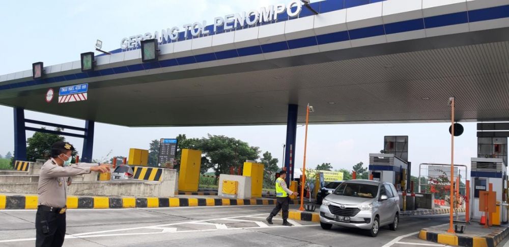 Screening kepada pengendara di Gerbang Tol Penompo SuMo