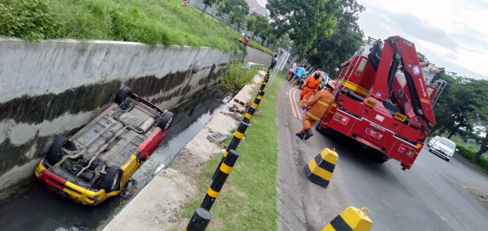 Hyundai Atoz yang terperosok ke saluran air di Surabaya