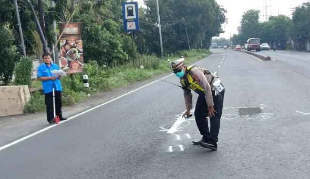 Polisi melakukan olah TKP kecelakaan di Sidoarjo