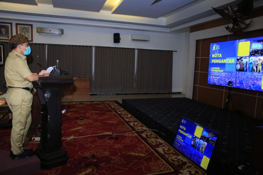 Bupati Banyuwangi Abdullah Azwar Anas menyampaikan LKPj ke DPRD secara virtual