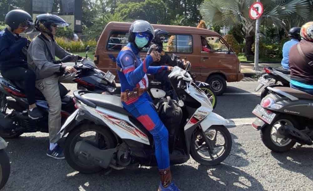 Aksi pengendara motor memakai pakaian Captain America kampanye gunakan masker