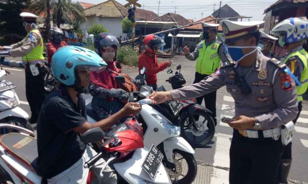 Pembagian masker dan sembako pada warga Kota Probolinggo