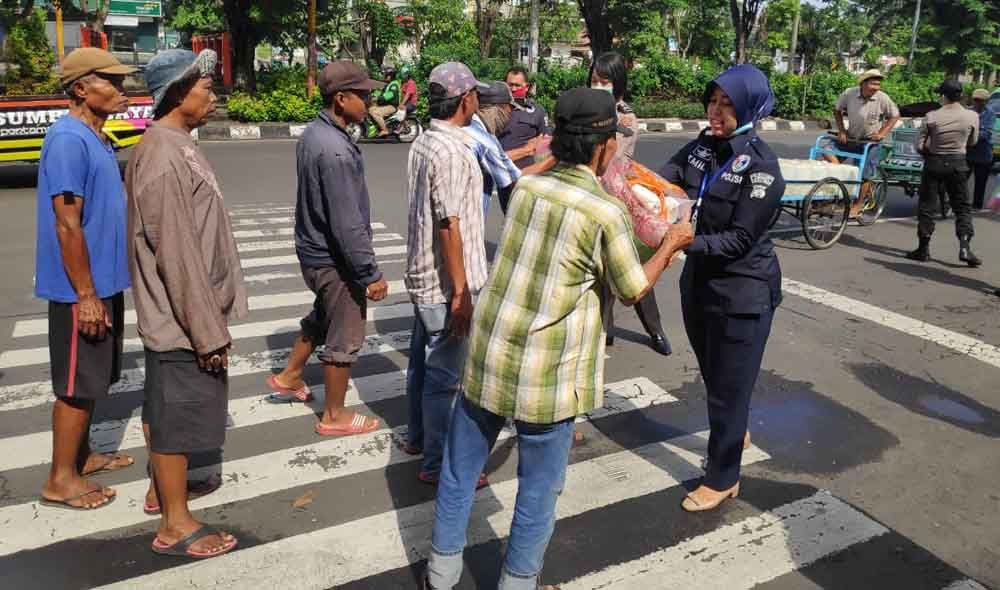 Pembagian paket sembako oleh Polrestabes Surabaya
