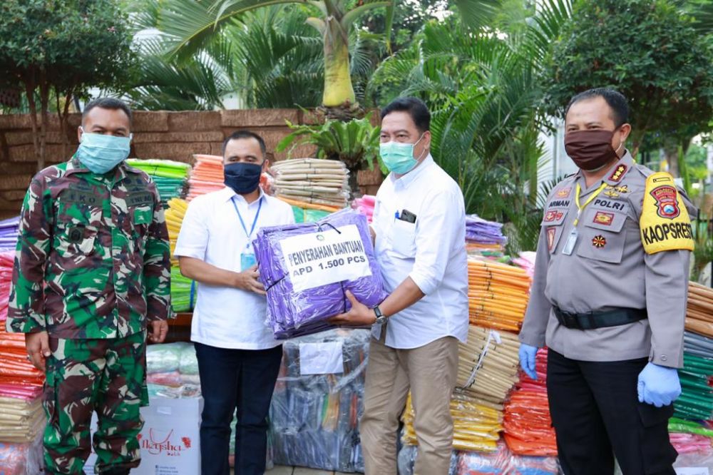 Bupati Anas bersama Kapolresta dan  Dandim 0825 menyerahkan bantuan APD kepada Tim Gugus Tugas Penanganan Covid-19 Banyuwangi