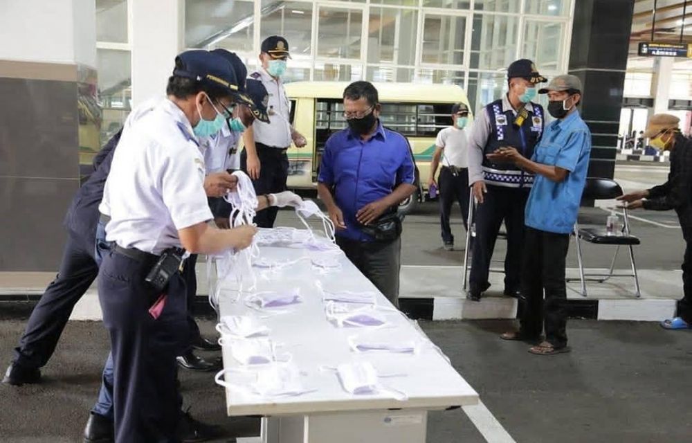Dishub Wajibkan Sopir Angkot dan Penumpang di Surabaya Pakai Masker