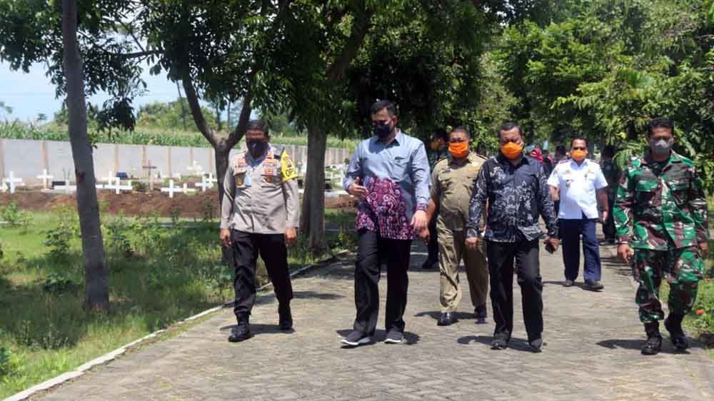 Wali Kota Probolinggo dan Forkopimda melihat lokasi pemakaman yang disediakan bagi korban Virus Corona