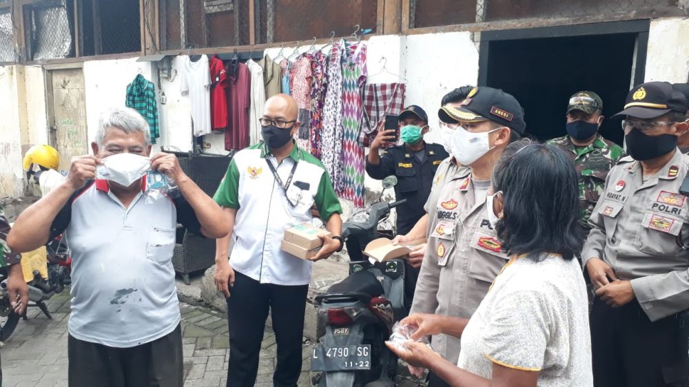 Pendataan dan pembagian masker oleh tiga pilar dan swasta di Kecamatan Genteng Surabaya