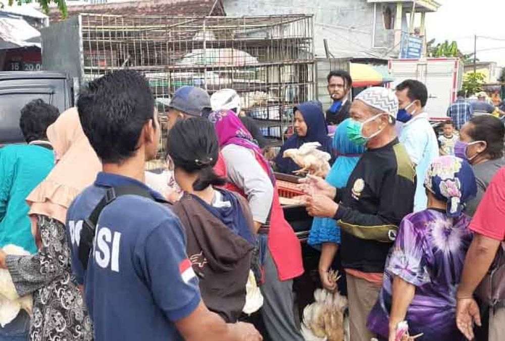 Pembagian ayam potong oleh peternak pada warga di Madiun