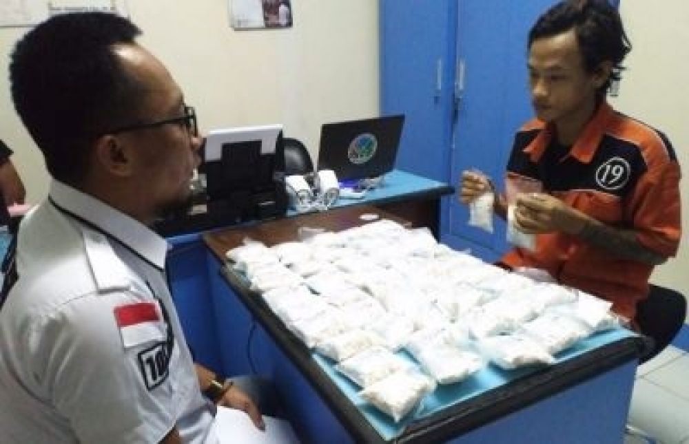 Ribuan pil koplo disita dari seorang pengedar di Surabaya