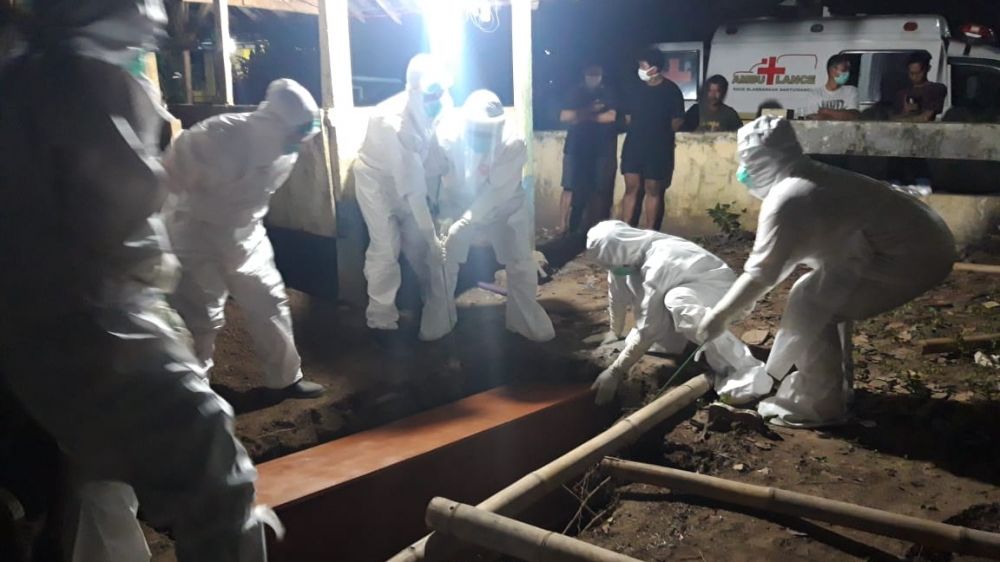 Proses pemulasaran jenazah PDP di Banyuwangi