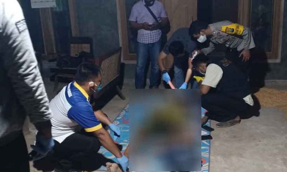 Polisi melakukan olah TKP tempat korban ditemukan tewas di dalam rumah