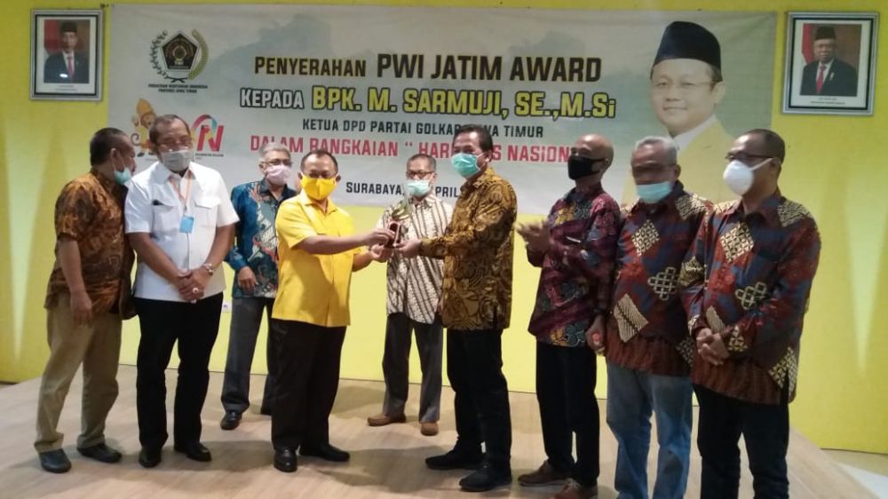 PWI Jatim Award bagi Sarmuji 