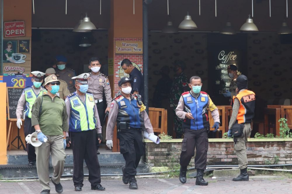 Petugas gabungan sidak toko di tengah Kota Surabaya