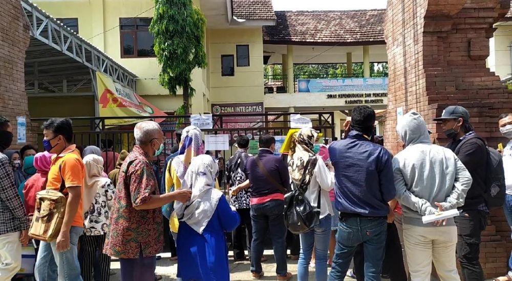 Kerumunan orang antri ambil KTP di Kantor Dispendukcapil Kabupaten Mojokerto