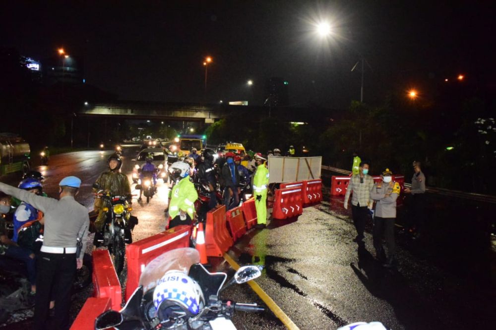 Polisi menindak para pelanggar PSBB di Sidoarjo