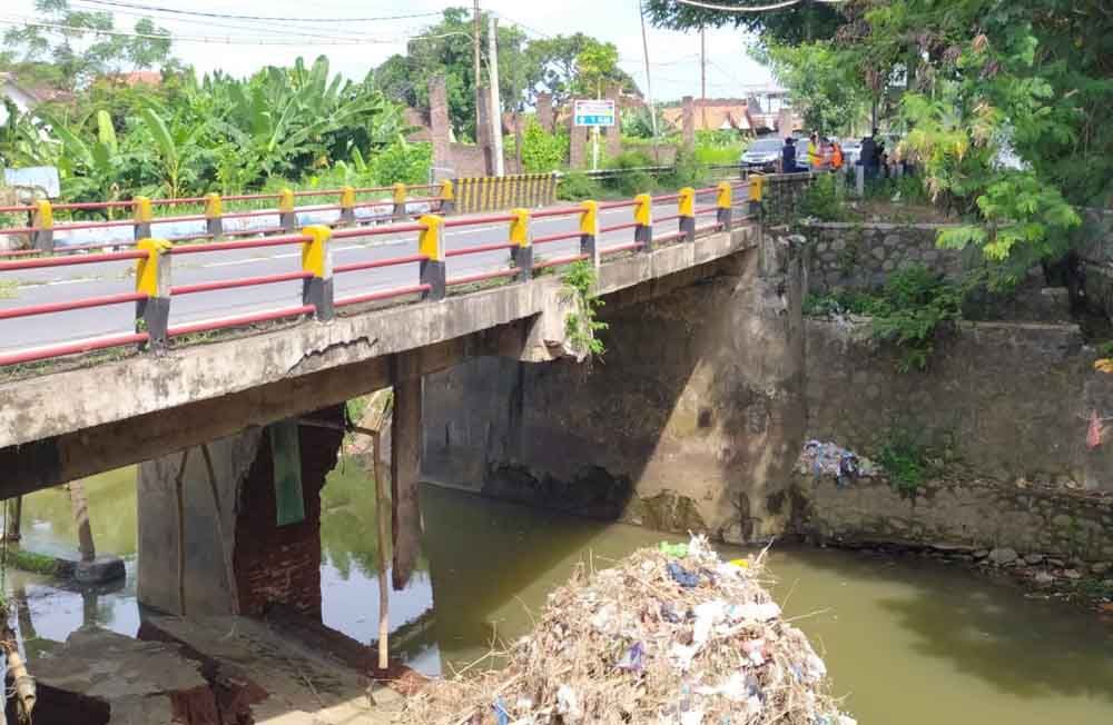 Penyangga Jembatan Kedungasem yang ambrol