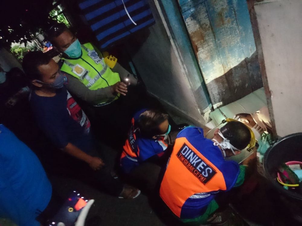 Petugas mengevakuasi jenazah korban di rumah kontrakannya di Surabaya