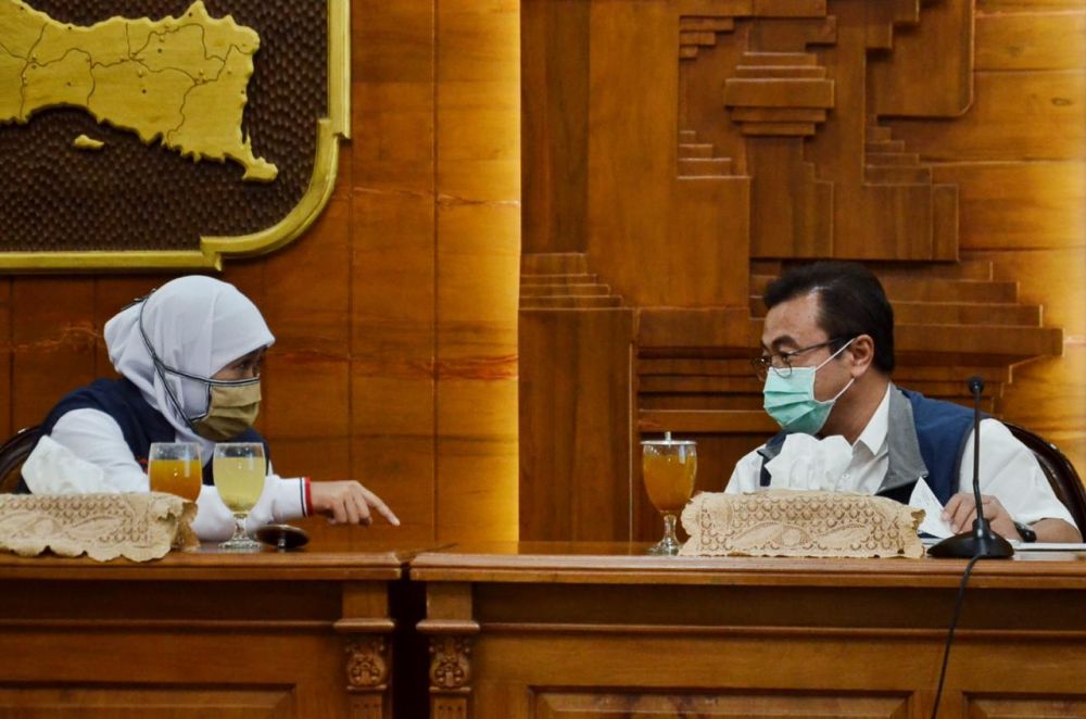Ketua Rumpun Kuratif Gugus Tugas Covid-19 Jatim dr Joni Wahyuadi (kanan) dan Gubernur Jatim Khofifah