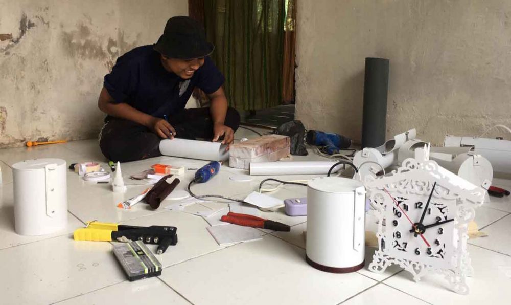 M Khozin membuat kerajinan paralon di tengah kebijakan stay at home