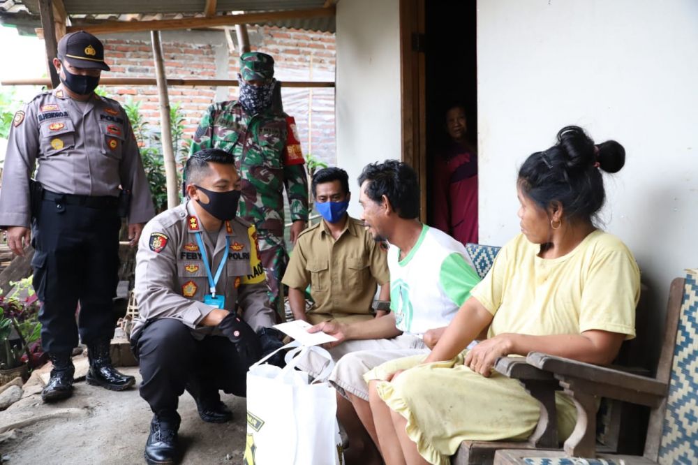 Warga Lereng Gunung Arjuno di Mojokerto Terima Sembako dari Polisi