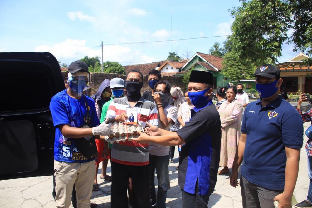 Pembagian ribuan telur bagi para pedagang asongan di Ponorogo