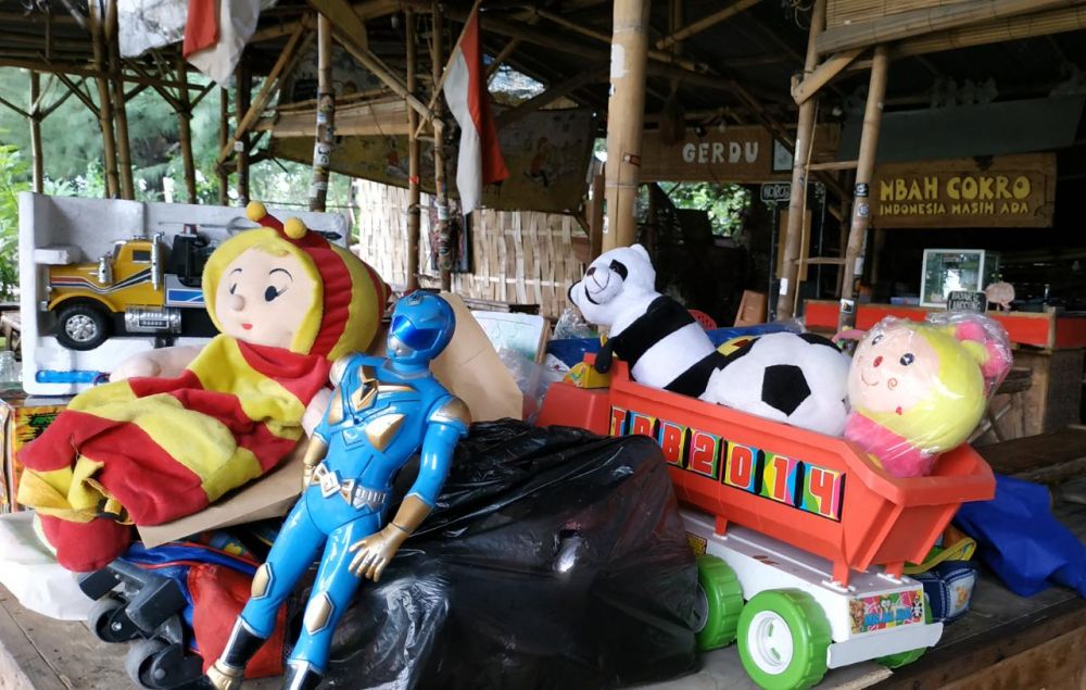 Program bagi-bagi dolenan (mainan)