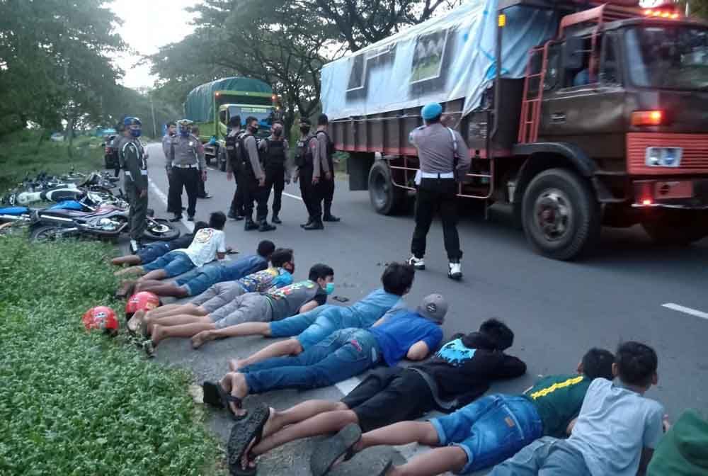 Ratusan pemuda yang diamankan di exit Tol Porong