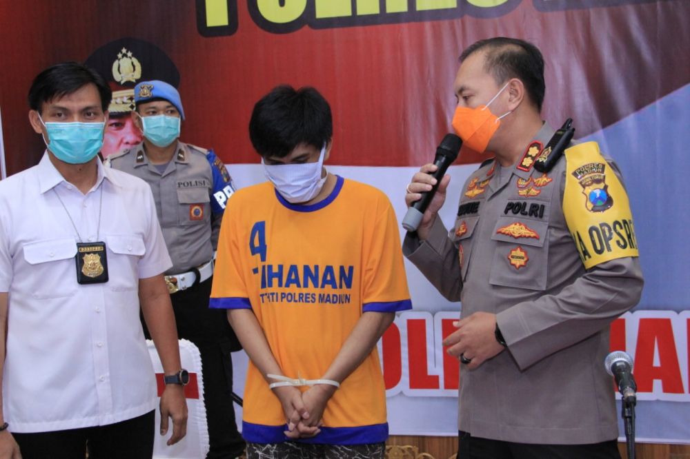 Polres Madiun tangkap seorang bandit yang merampas tas dalam mobil
